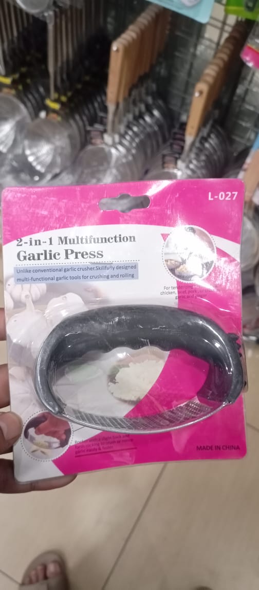 Manual Garlic Press Rocker with Handle – Stainless Steel Garlic Crusher, Squeezer, Slicer &amp; Mincer | Easy Handheld Chopper Kitchen Gadget Tool.